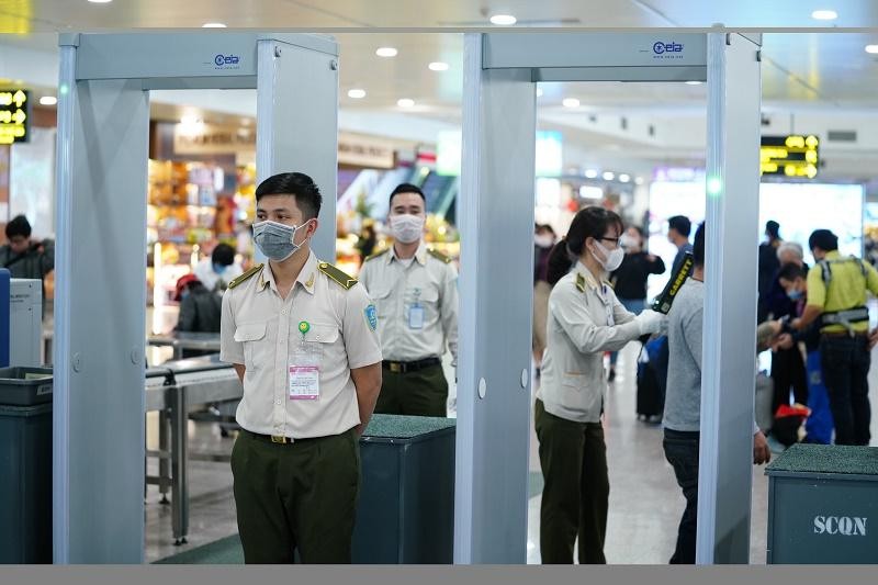 Các nhân viên làm việc tại Khu vực kiểm tra soi chiếu an ninh tại Cảng hàng không quốc tế Nội Bài (ảnh: ACV).
