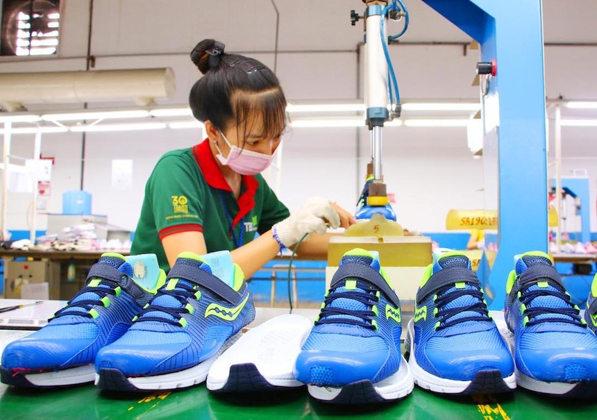 Công nhân làm việc tại nhà máy sản xuất giày xuất khẩu tại TP.HCM (Ảnh: Lê Toàn).