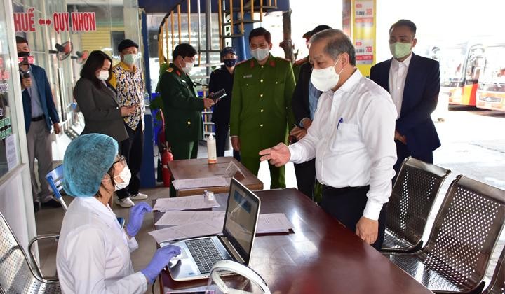 Chủ tịch UBND tỉnh Thừa Thiên Huế Phan Ngọc Thọ kiểm tra công tác phòng chống Covid-19 tại một khu cách ly.