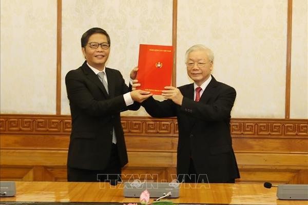Tổng Bí thư, Chủ tịch nước Nguyễn Phú Trọng trao Quyết định và tặng hoa chúc mừng tân Trưởng ban Kinh tế Trung ương Trần Tuấn Anh (Ảnh: TTXVN)