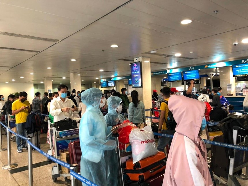 Người dân xếp hàng chờ làm thủ tục hải quan tại sân bay Tân Sơn Nhất ngày 04/02 (Ảnh minh hoạ: Hồng Phúc).