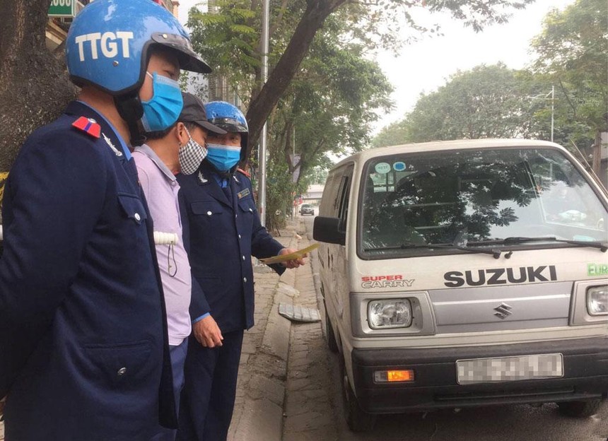 Thanh tra giao thông - vận tải (Sở Giao thông - Vận tải Hà Nội) nhắc nhở một trường hợp tài xế dừng đỗ sai quy định ở trung tâm thành phố.