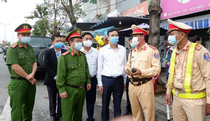 Chủ tịch UBND TP.Đà Nẵng, ông Lê Trung Chinh kiểm tra các chốt phòng chống Covid-19 trên địa bàn thành phố.