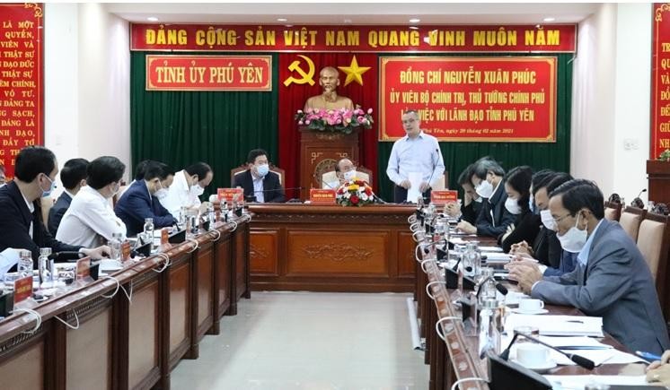 Bí thư Tỉnh uỷ Phú Yên Phạm Đại Dương báo cáo một số kiến nghị với Thủ tướng Chính phủ Nguyễn Xuân Phúc tại buổi làm việc