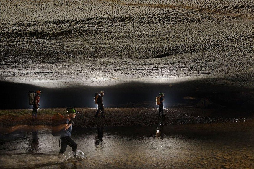 Du khách khám phá Hang Én – hang động lớn thứ 3 thế giới tại Quảng Bình. Nguồn ảnh: Oxalis