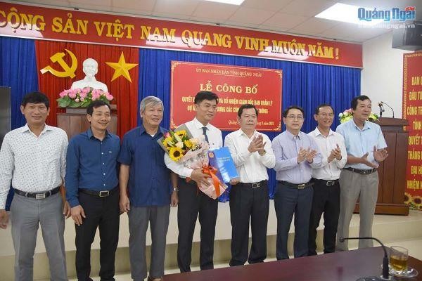 Ông Đỗ Tâm Hiển (ôm hoa), tân Giám đốc Ban Quản lý dự án đầu tư các công trình giao thông tỉnh Quảng Ngãi.