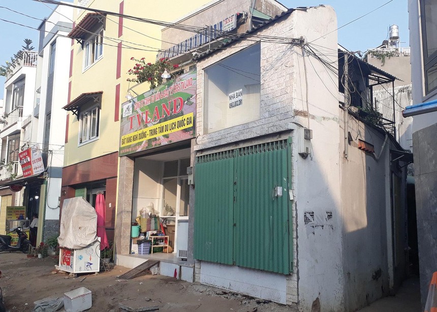 Một căn nhà siêu mỏng hiếm hoi được rao bán trên đường Bùi Đình Túy. Ảnh: Việt Dũng 