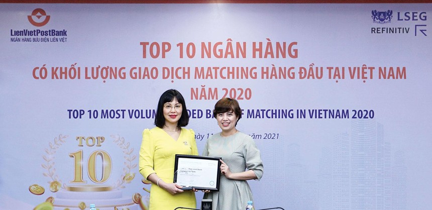 Bà Nguyễn Ánh Vân (bên trái) - Phó tổng giám đốc LienVietPostBank nhận giải thưởng từ đại diện Refinitiv