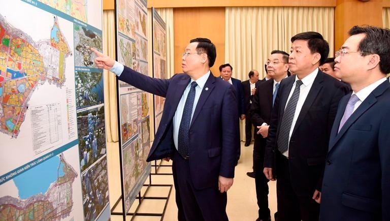 Lãnh đạo TP Hà Nội và Bộ Xây dựng xem bản đồ quy hoạch phân khu nội đô lịch sử được trưng bày tại trụ sở UBND quận Hoàn Kiếm.