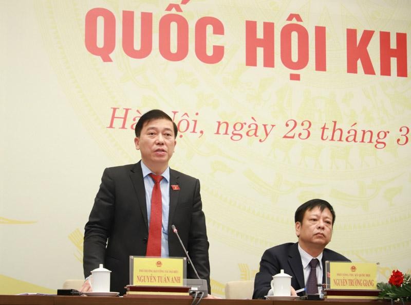 Phó trưởng Ban Công tác đại biểu của Ủy ban Thường vụ Quốc hội, ông Nguyễn Tuấn Anh trả lời báo chí (Ảnh Duy Linh).