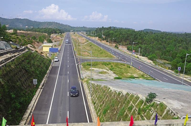 Đà Nẵng - Quảng Nam kết nối chặt chẽ với nhau qua các tuyến hiện hữu như Quốc lộ 1, đường ven biển, đường cao tốc, đường sắt và đường Hồ Chí Minh