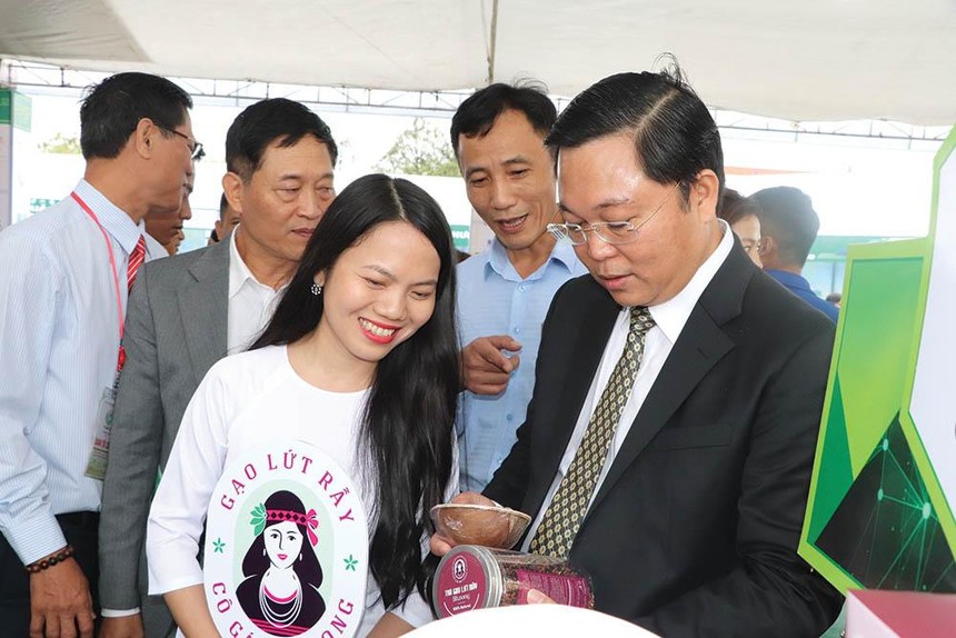 Hỗ trợ doanh nghiệp, tạo môi trường đầu tư lành mạnh là điểm cộng của chính quyền tỉnh Quảng Nam. Trong ảnh: Chủ tịch UBND tỉnh Quảng Nam, ông Lê Trí Thanh (ngoài cùng bên phải) tìm hiểu các sản phẩm của doanh nghiệp