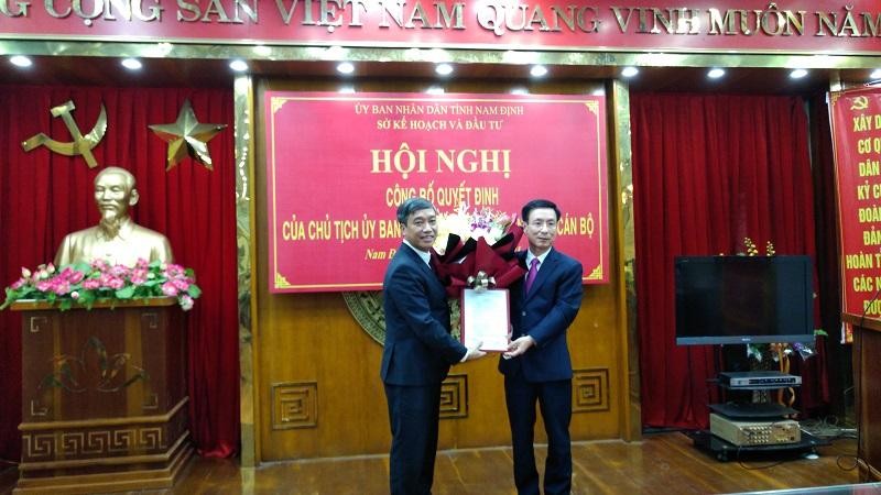 Chủ tịch UBND tỉnh Nam Định Phạm Đình Nghị trao Quyết định bổ nhiệm Giám đốc Sở Kế hoạch và Đầu tư tỉnh Nam Định cho ông Mai Văn Quyết.