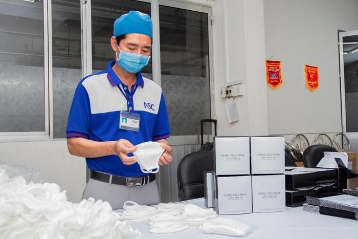 Đơn đặt hàng từ khắp nơi trên thế giới đã thúc đẩy nhiều doanh nghiệp chuyển sang sản xuất PPE..