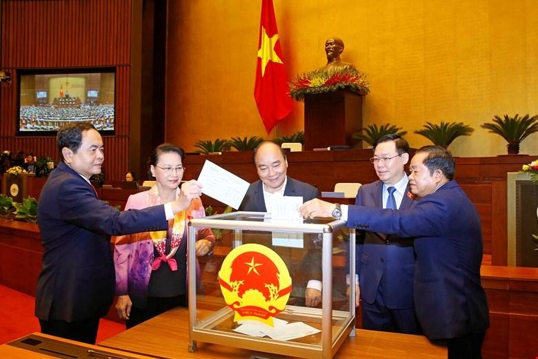 Quốc hội bỏ phiếu kín bầu ba Phó chủ tịch Quốc hội mới, Phó chủ tich Quốc hội Đỗ Bá Tỵ (ngoài cùng bên phải) vẫn giữ nguyên chức vụ. 