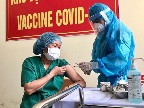 Thống kê của Bộ Y tế, hiện đã có gần 50.000 người Việt Nam tiêm chủng vắc-xin Covid-19.