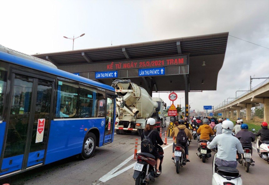 Lượng lớn phương tiện giao thông ùn ứ chờ mua xé qua Trạm thu phí BOT Xa lộ Hà Nội đầu ngày tái thu phí đầu tiên.