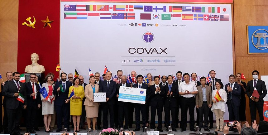 Bộ trưởng Bộ Y tế Nguyễn Thanh Long tiếp nhận vắc-xin Covid-19 từ COVAX Facillity