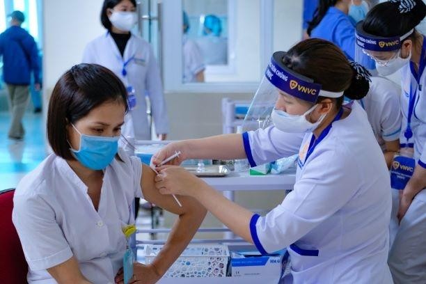 Việt Nam đã thực hiện tiêm vắc-xin phòng Covid-19 tại 19 tỉnh/TP cho 58.037 người là cán bộ, nhân viên y tế đang trực tiếp điều trị bệnh nhân Covid-19.
