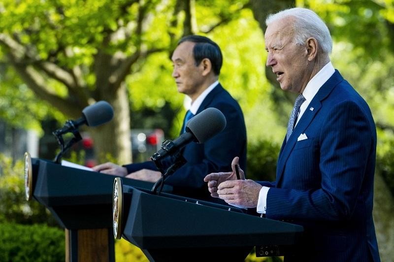 Tổng thống Mỹ Joe Biden và Thủ tướng Nhật Bản Yoshihide Suga đồng chủ trì buổi họp báo chung tại Vườn Hồng, Nhà Trắng hôm 16/4. Ảnh: AFP