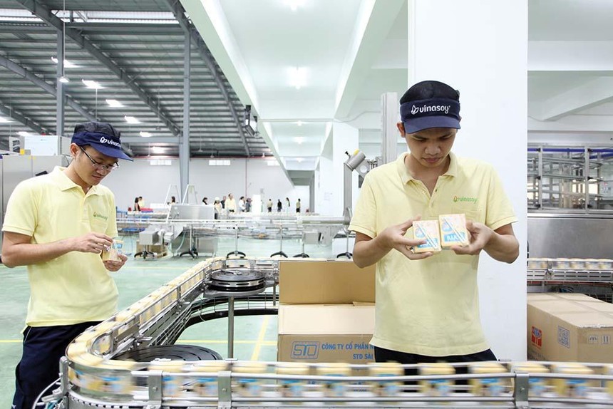 Công ty cổ phần Đường Quảng Ngãi đang nắm giữ thị phần lớn đối với dòng sữa đậu nành hộp giấy. Trong ảnh: Dây chuyền sản xuất sữa đậu nành Vinasoy. (Ảnh: Lê Toàn)