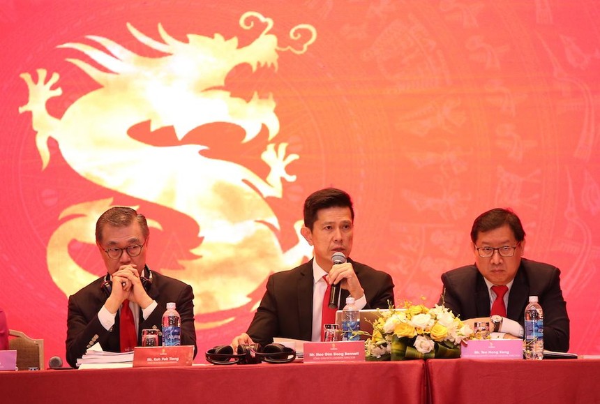 Ông Koh Poh Tiong (ngoài cùng bên trái) và ông Bennett Neo (ngồi giữa) trả lời câu hỏi của cổ đông tại Đại hội đồng cổ đông thường niên năm 2019.