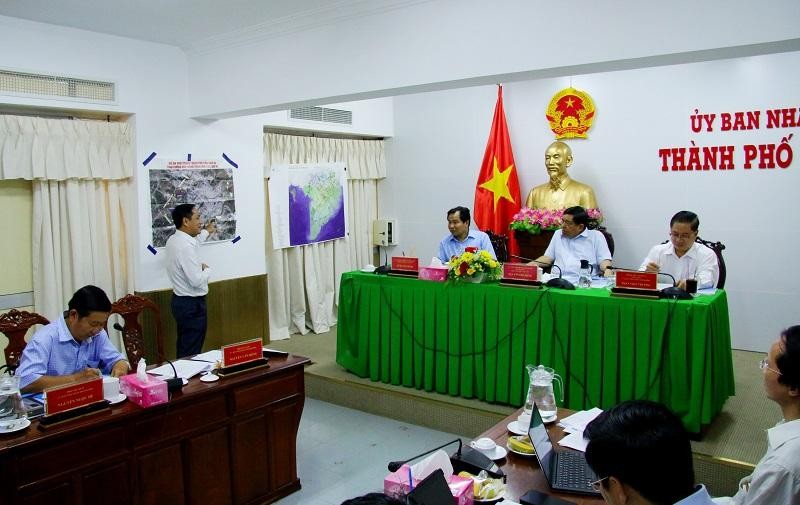 Bộ trưởng Bộ Kế hoạch và Đầu tư Nguyễn Chí Dũng (ngồi giữa) nghe báo cáo tiến độ thực hiện Dự án 3