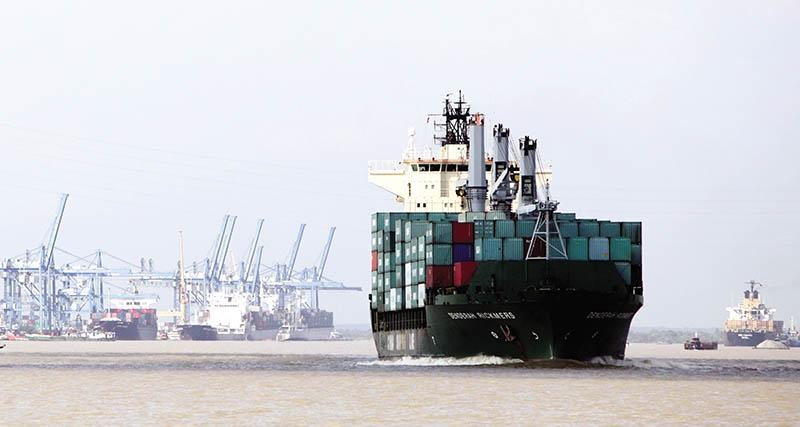 Đầu tư cho giao thông và cảng biển, logistics sẽ giúp liên kết vùng hiệu quả và thực chất hơn. Trong ảnh: Tân Cảng - Cái Mép
