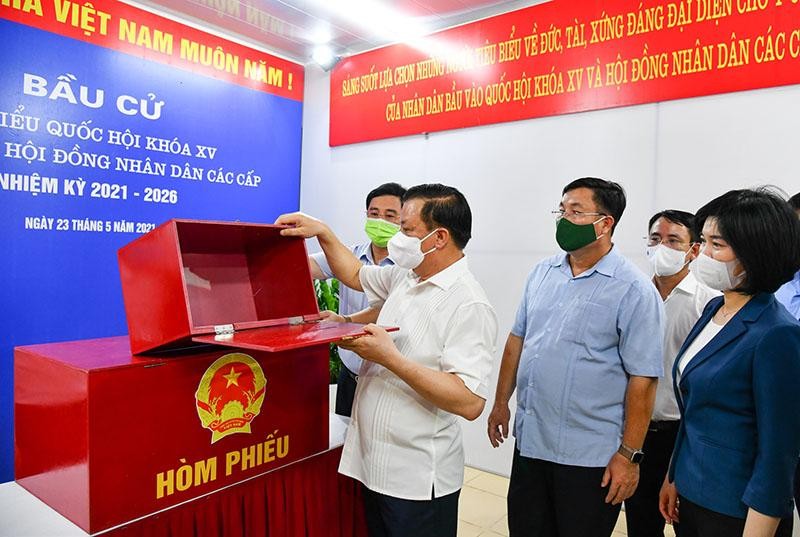 Bí thư Thành ủy Đinh Tiến Dũng kiểm tra hòm phiếu ở Khu vực bỏ phiếu tại Chung cư N014 (phường Định Công, quận Hoàng Mai).