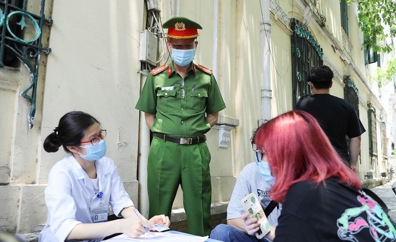 Lực lượng chức năng quận Hoàn Kiếm lập biên bản xử phạt người không đeo khẩu trang nơi công cộng.