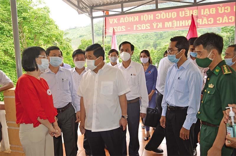Bộ trưởng Nguyễn Chí Dũng tiếp xúc cử tri tại tỉnh Quảng Trị