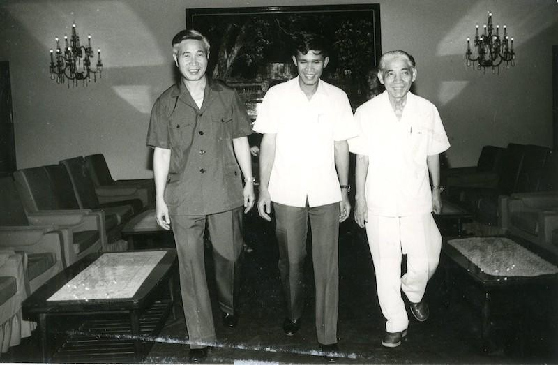 Bộ trưởng Bộ Ngoại giao Nguyễn Cơ Thạch, Bộ trưởng Bộ Ngoại giao Campuchia Hun Sen và Bộ trưởng Bộ Ngoại giao Lào Phoune Sipaseuth tại Hội nghị Bộ trưởng Bộ Ngoại giao Campuchia - Lào - Việt Nam lần thứ 11 tại Phnom Penh (8/1985) (Ảnh: TTXVN)