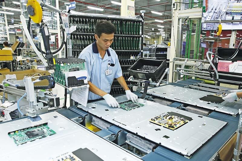Sản xuất chip đòi hỏi kỹ thuật rất cao và vốn đầu tư rất lớn. Trong ảnh: sản xuất chip tại nhà máy của Samsung tại Việt Nam