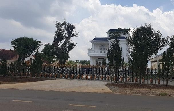 Biệt thự "không phép" của ông Phạm Văn Huyên ở phường Lộc Phát, TP. Bảo Lộc, tỉnh Lâm Đồng. Ảnh: T.C