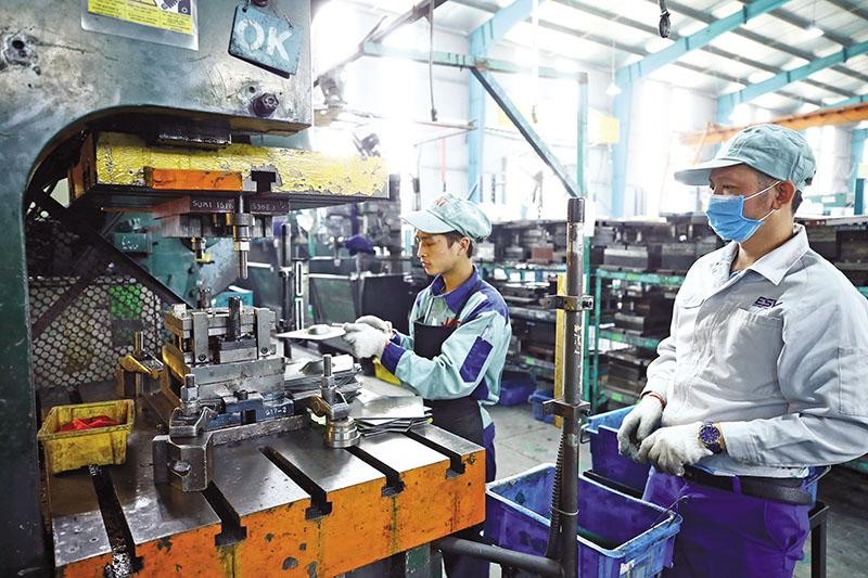 Nhiều chỉ số kinh tế vĩ mô cho thấy, kinh tế Việt Nam vẫn đang trụ vững. Trong ảnh: Nhà máy JAT chuyên sản xuất thiết bị phụ trợ cho các hãng xe tại Bắc Ninh