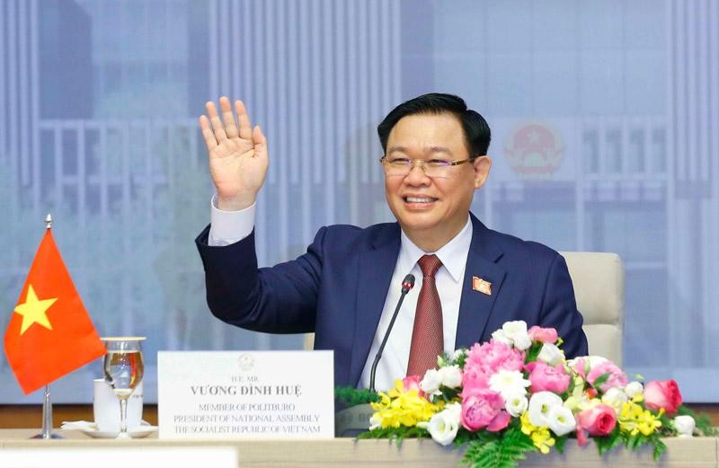 Chủ tịch Quốc hội Vương Đình Huệ hội đàm trực tuyến với Chủ tịch Quốc hội Campuchia Xăm-đéc Hêng Xom-rin (Ảnh TTXVN)