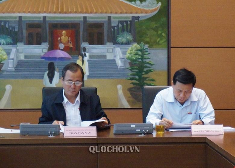 Ông Trần Văn Nam (trái) tại một phiên họp tổ của Quốc hội.