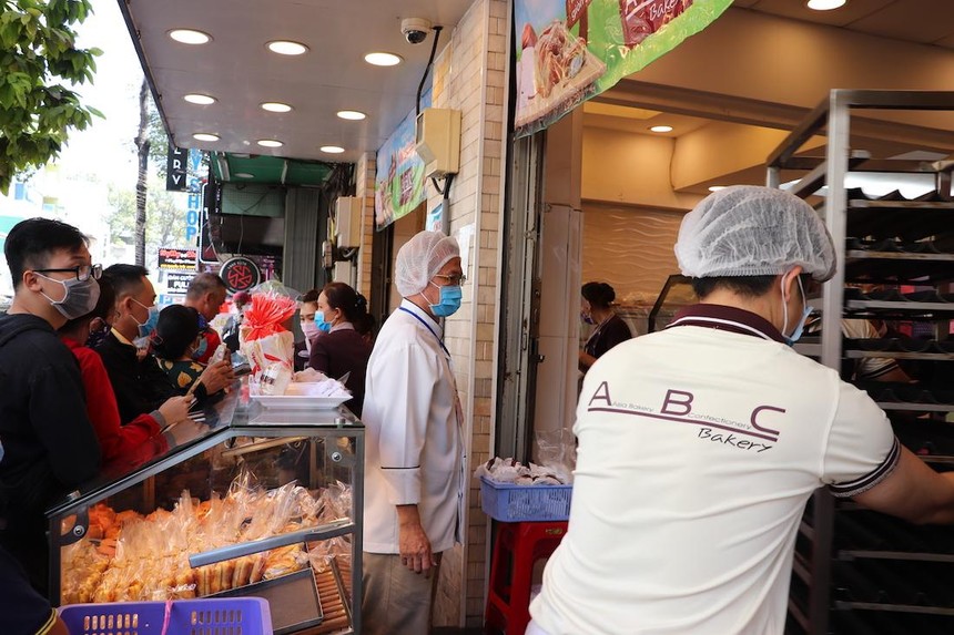 Người dân TP.HCM mua bánh mì tại cửa hàng ABC Bakery (Ảnh minh hoạ: Hồng Phúc).
