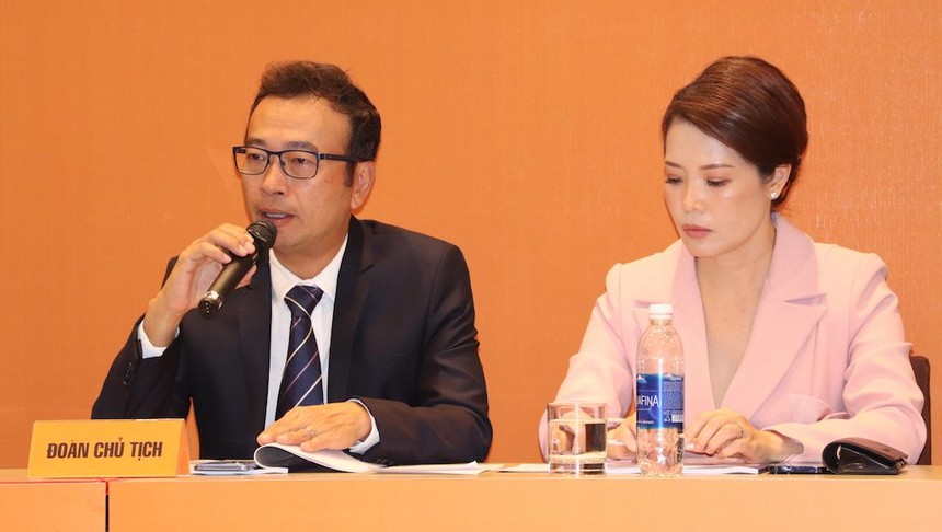 Ông Đoàn Hồng Việt và bà Tô Hồng Trang tại Đại hội đồng cổ đông thường niên năm 2021 của Digiworld (Ảnh: Hồng Phúc). 