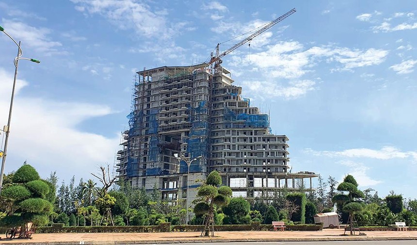 Hạng mục khách sạn 19 tầng tại Dự án Khu du lịch sinh thái Sài Gòn - Bảo Ninh đang xây dựng dở dang.