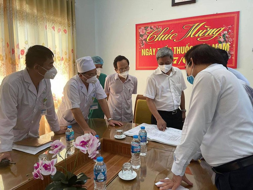 Thứ trưởng Bộ Y tế Nguyễn Trường Sơn bàn phương án tác chiến với lãnh đạo các tổ công tác của Bộ phận Thường trực đặc biệt tại Bắc Giang.