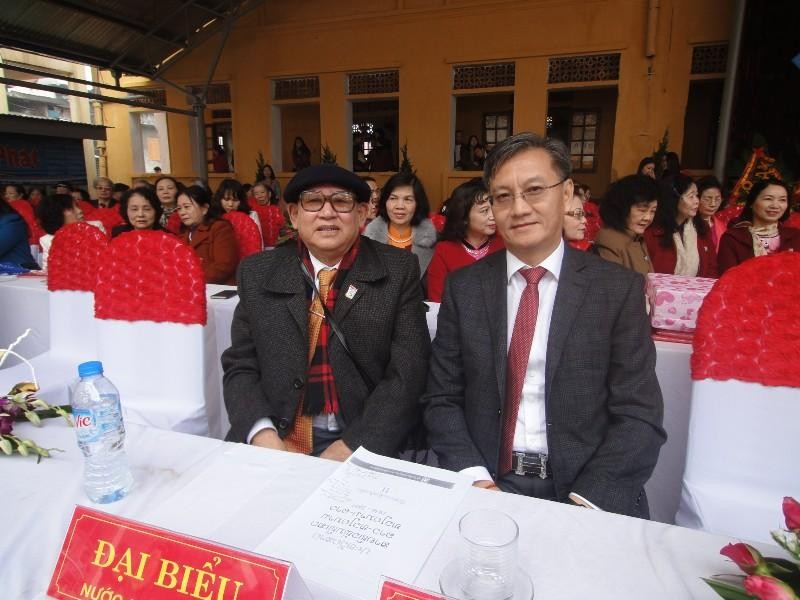 Nhà giáo Lương Vĩnh Khang (bên trái) chụp cùng TS. Phăn Khăm, Ủy viên Bộ Chính trị Đảng Nhân dân cách mạng Lào, Bí thư, Chủ tịch tỉnh Sầm Nưa (nay là Thủ tướng Chính phủ Lào). 