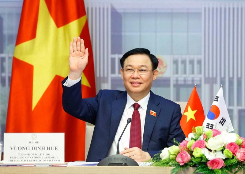 Chủ tịch Quốc hội Vương Đình Huệ tại đầu cầu Nhà Quốc hội Việt Nam.