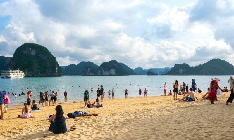 Du lịch Quảng Ninh triển khai nhiều biên pháp bảo đảm an toàn phòng dịch cho du khách tham gia tắm biển. Trong ảnh: Du khách tắm biến tại vịnh Hạ Long.