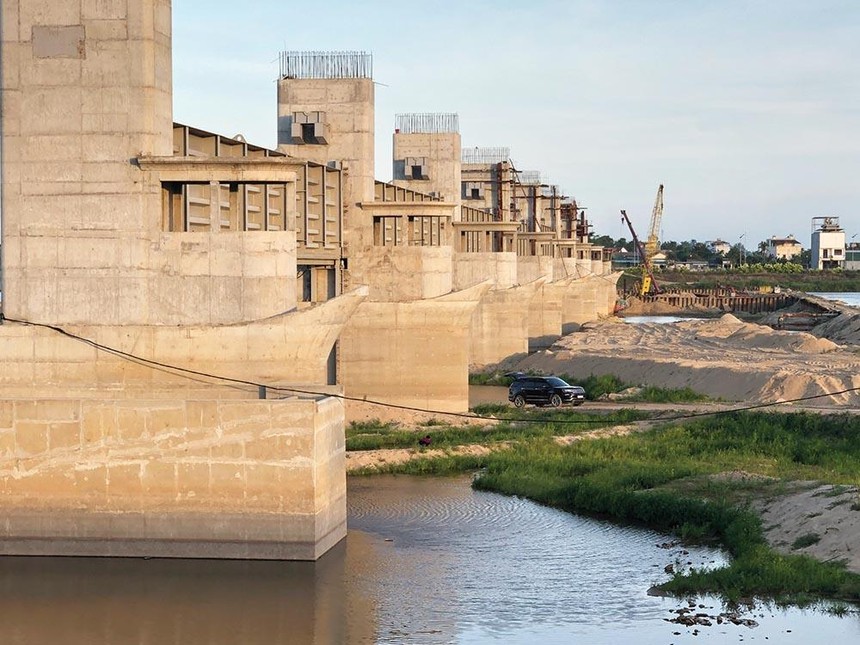 Dự án Đập dâng sông Trà Khúc cạn vốn đúng vào thời điểm sông cạn nước, thuận lợi để thi công.