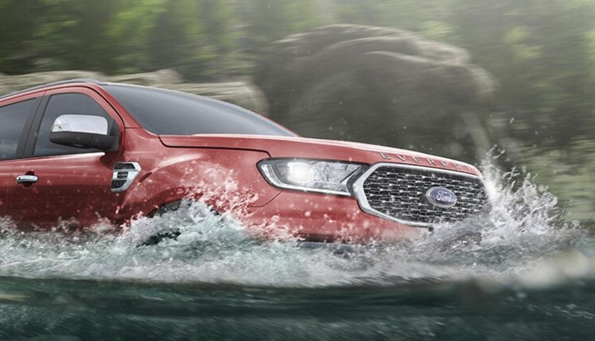 Với Ford Everest, bạn có thể lội qua vùng nước sâu tới 800mm khi tốc độ xe đạt mức 7 km/h