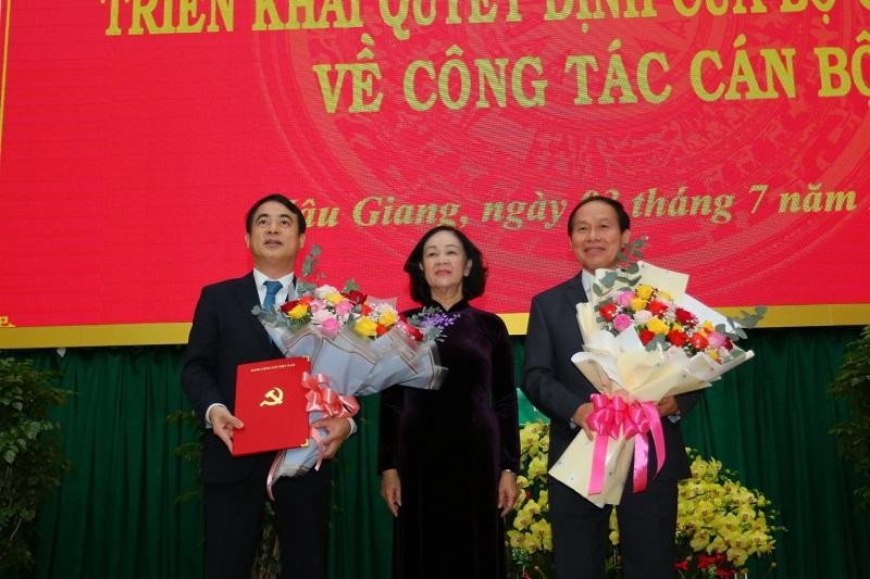 Bà Trương Thị Mai, Trưởng Ban Tổ chức Trung ương trao quyết định cho ông Nghiêm Xuân Thành (bìa trái) và tặng hoa cho ông Lê Tiến Châu, nguyên Bí thư Tỉnh ủy Hậu Giang (hiện là Phó Chủ tịch, Tổng Thư ký Ủy ban TƯ MT