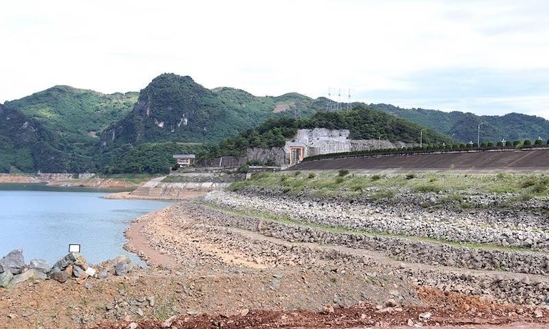 Hồ thuỷ điện Hoà Bình cách mực nước chết 5 mét. Ảnh chụp ngày 2/7/2021