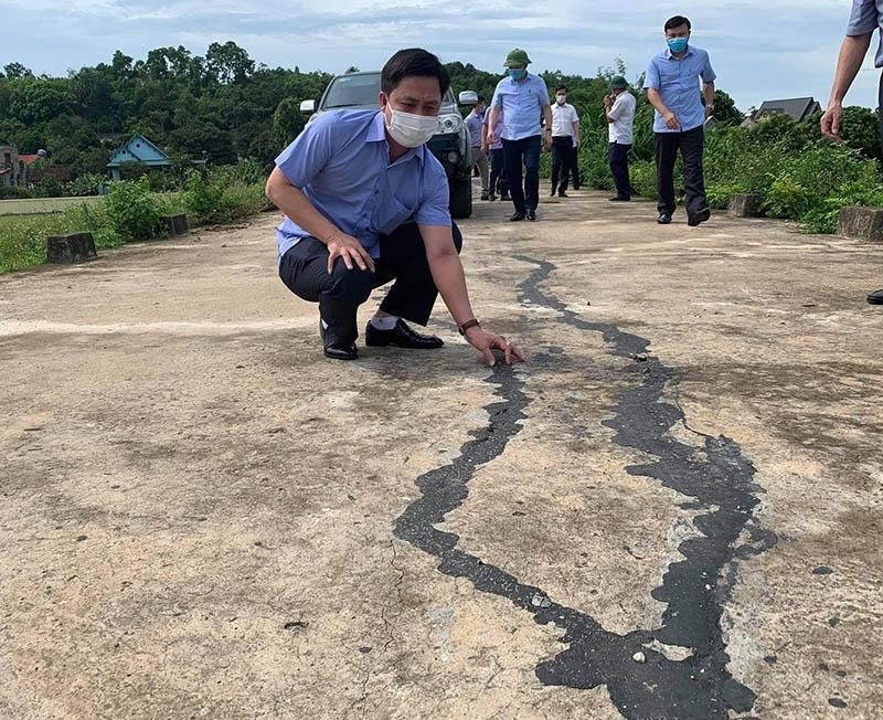 Phó Chủ tịch UBND tỉnh Thanh Hoá Lê Đức Giang kiểm tra, chỉ đạo khắc phục sự cố nứt mặt đê sông Bưởi