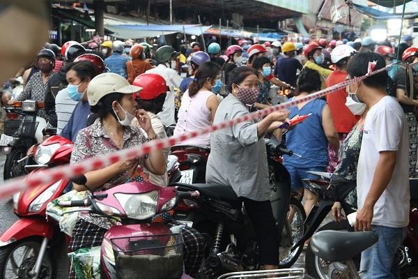 TP.HCM: Người dân đi chợ tự phát đông như trẩy hội trước giờ giãn cách